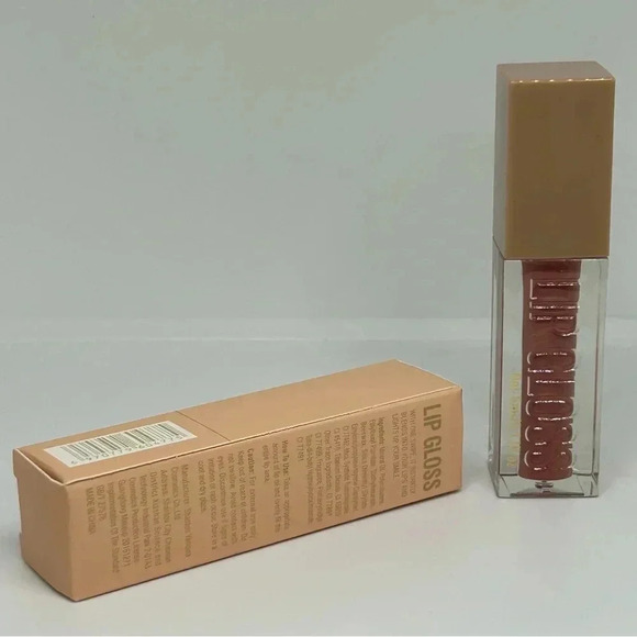 Hello Kiss - Moisturizing and Plumping Ultra Glossy Lip Gloss in Color Silk - Picture 3 of 6